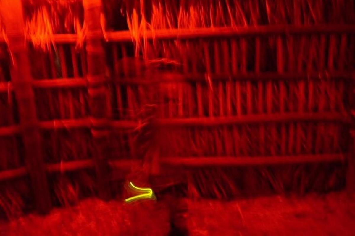un'immagine sfocata di una stanza rossa con una luce rossa