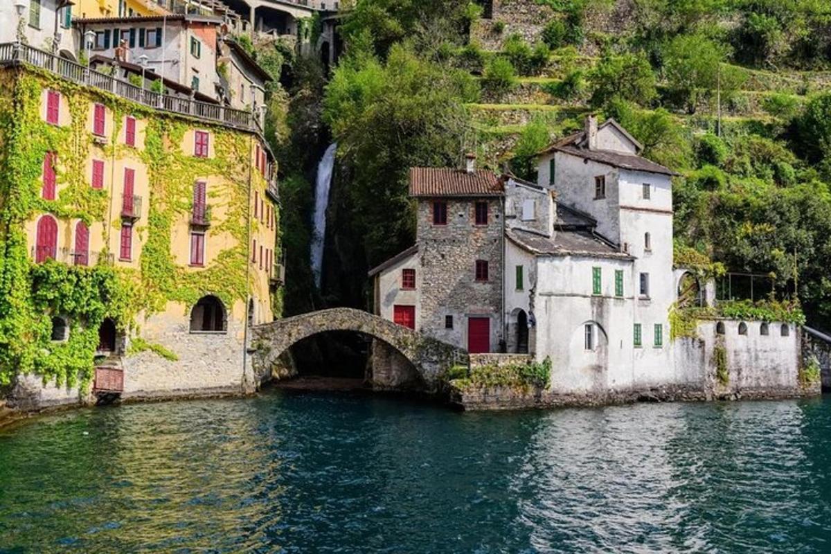 un pont sobre una massa d'aigua al costat d'edificis