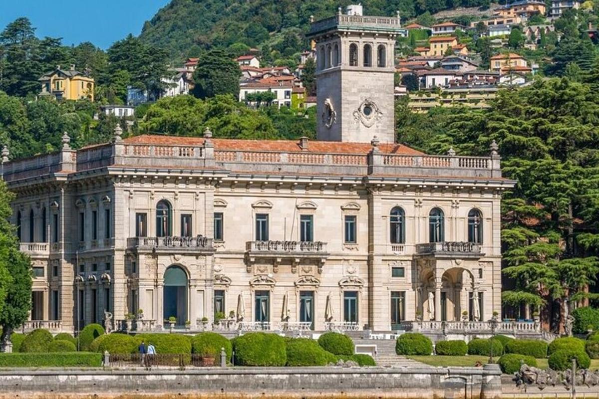 um grande edifício com uma torre de relógio em uma colina