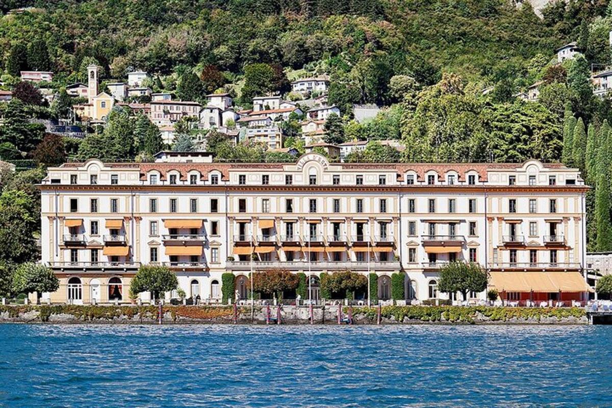 un gran edifici situat a la vora d'una massa d'aigua