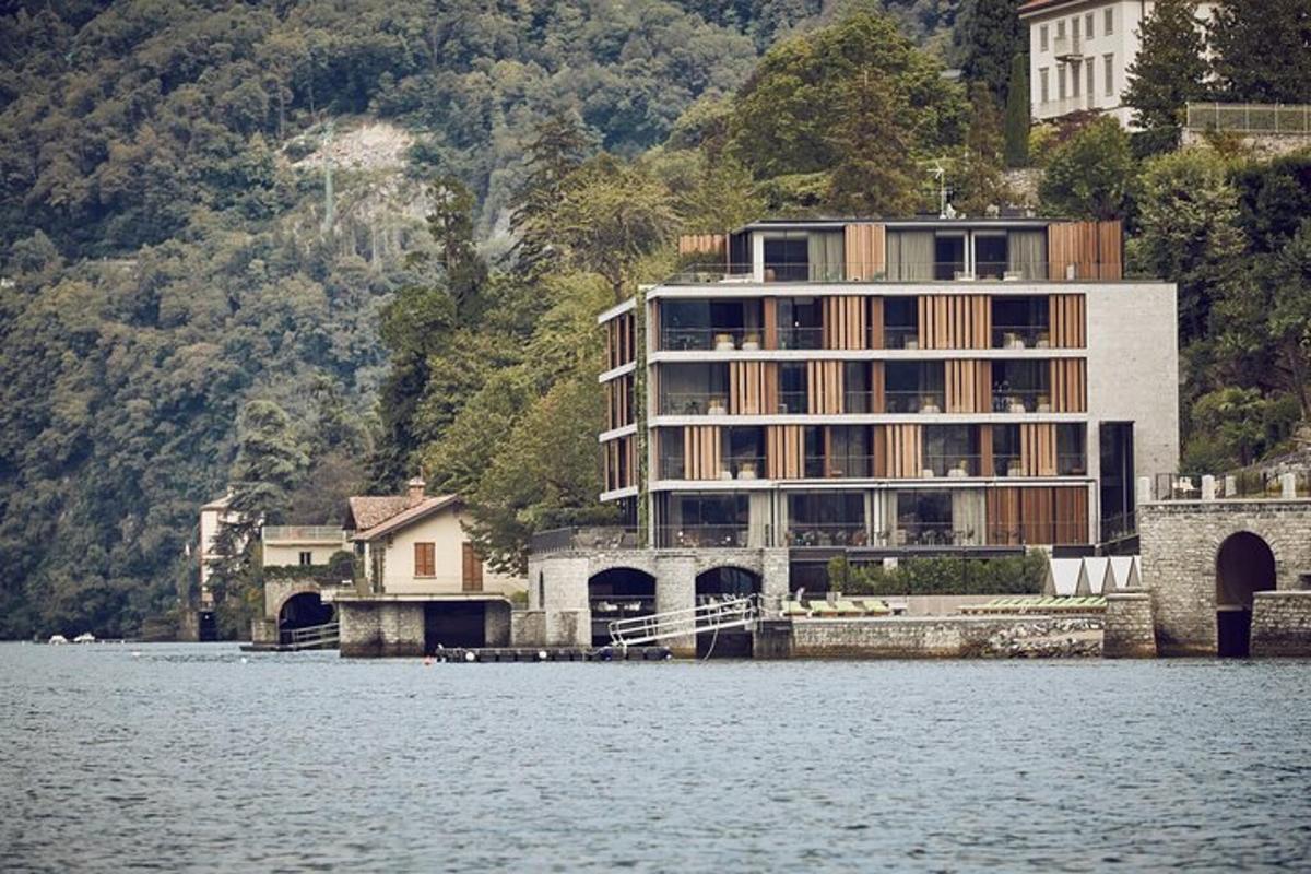 una gran casa a la vora d'una massa d'aigua