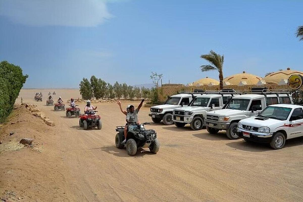 egy csoport ember ATV-zik egy földúton
