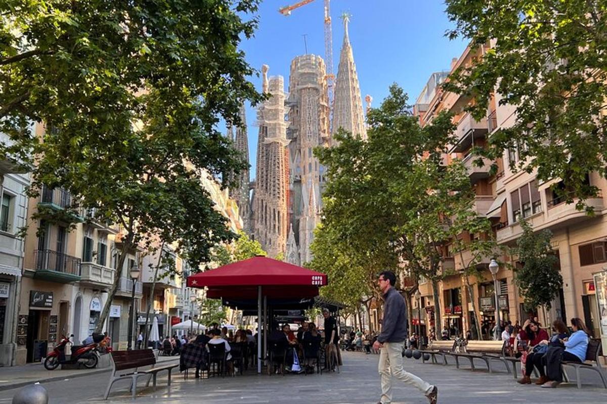 un hombre caminando por una calle de una ciudad