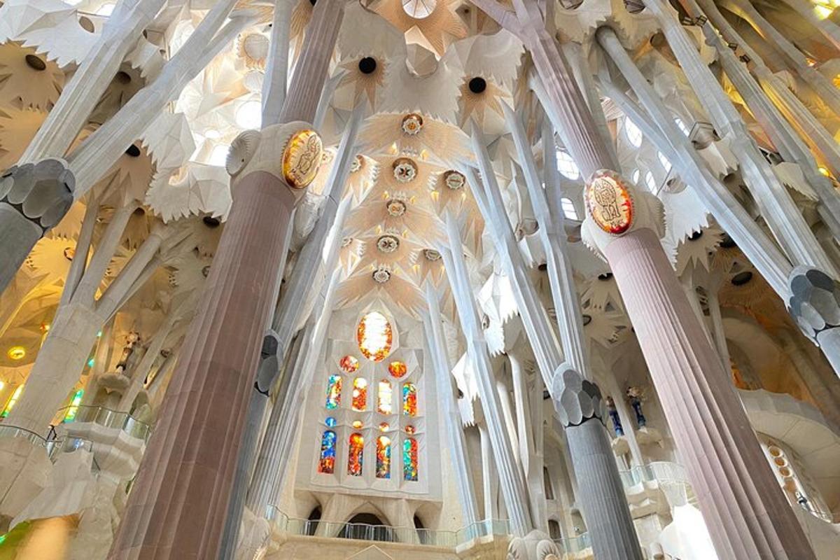 Una gran iglesia con columnas y una vidriera.