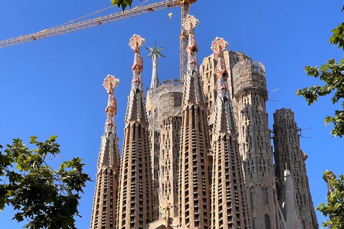 Un edificio que se construye con una grúa