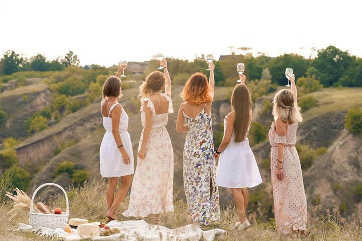 un grup de noies amb vestits blancs dempeus en un camp
