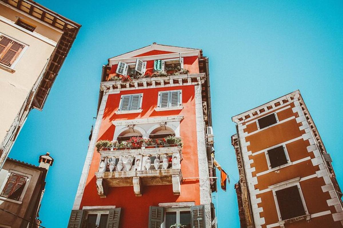 un edifici alt amb un balcó a sobre