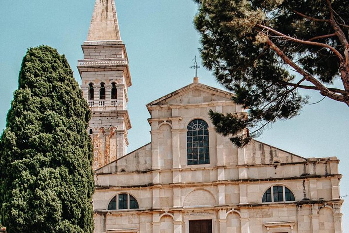 una església amb una torre alta i un campanar
