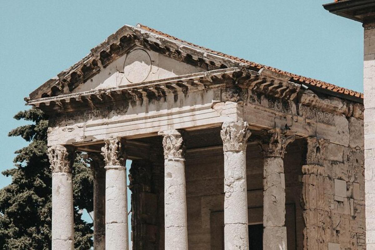 un edifici amb columnes al davant