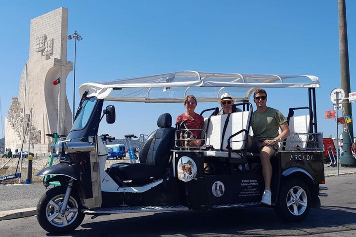 skupina lidí jedoucích v golfovém vozíku