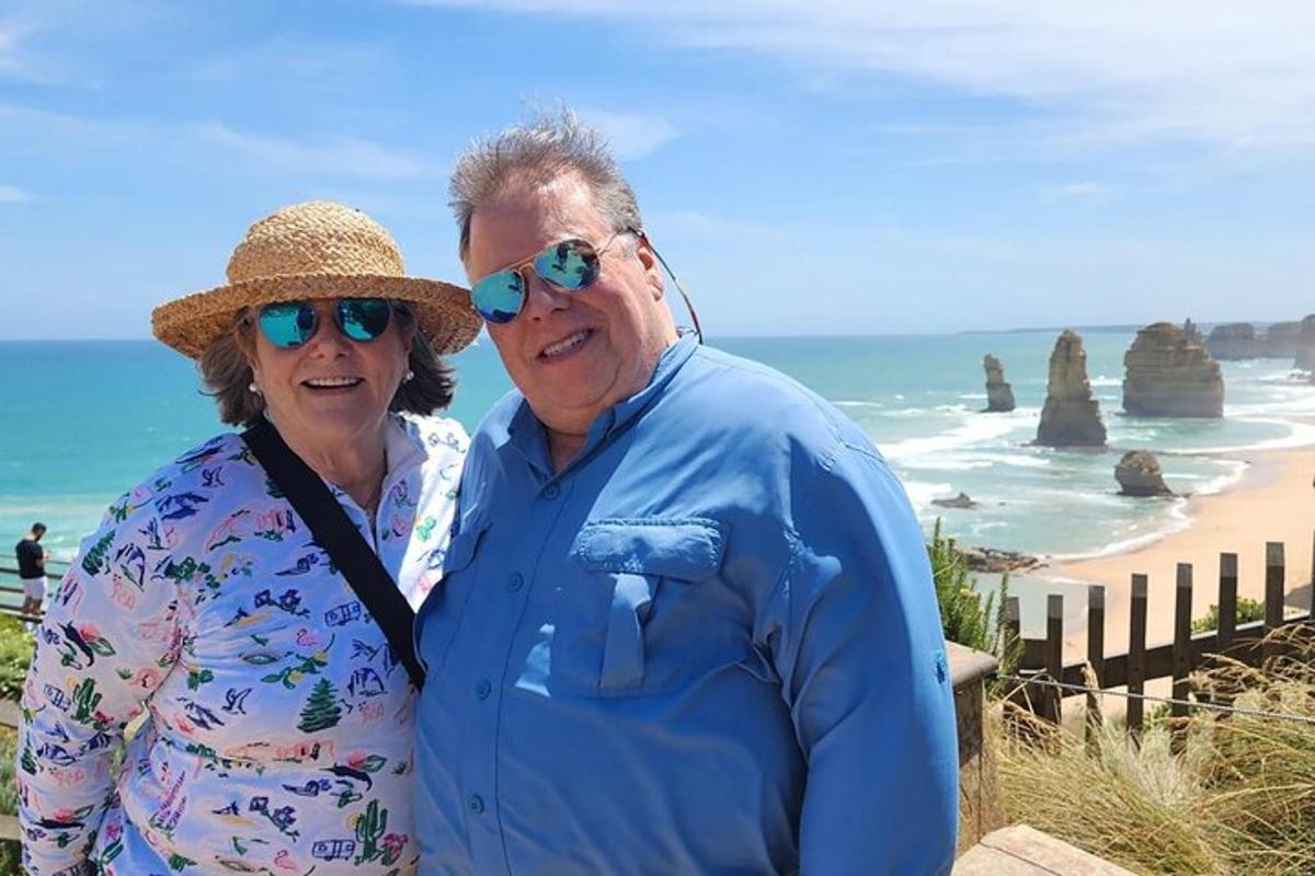 un uomo anziano e una donna in piedi accanto a una spiaggia