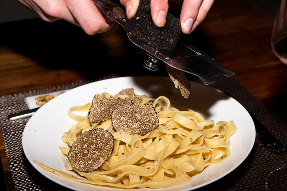 una persona tiene un paio di forbici sopra un piatto di pasta