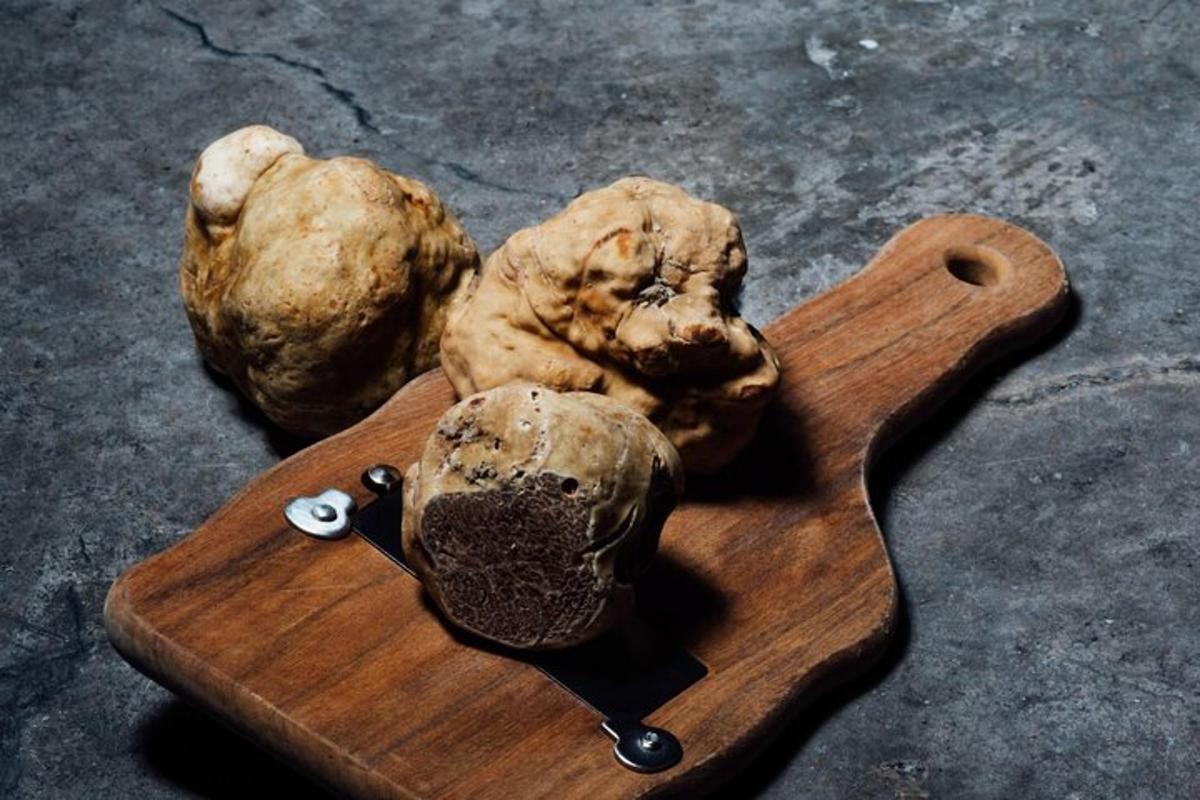 un tagliere di legno con due pezzi di cibo sopra
