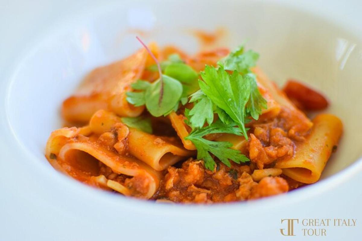 una ciotola bianca di cibo con pasta e verdure