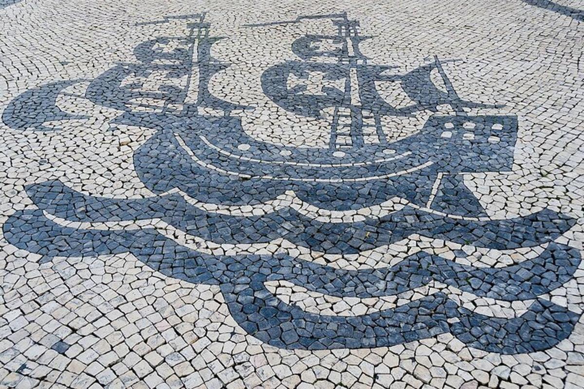 um piso de mosaico com a imagem de um navio