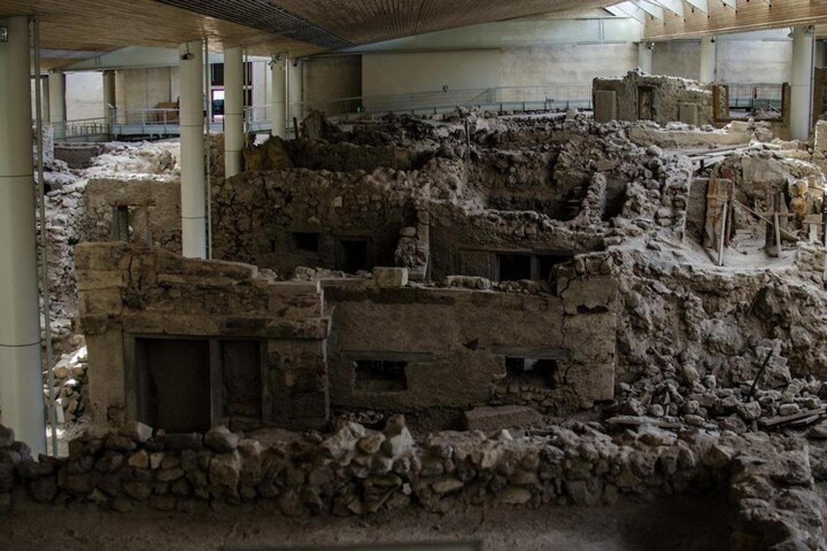 una habitació amb un munt de runes en un edifici
