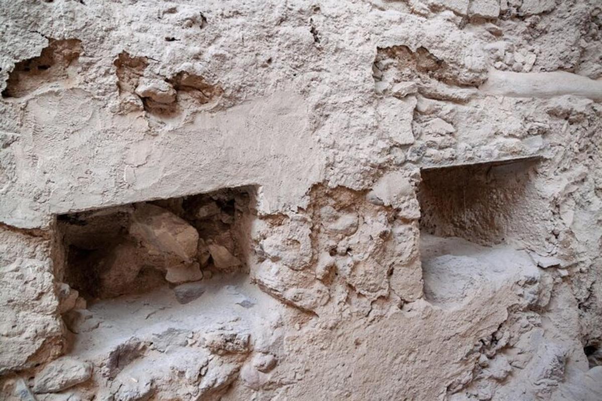un mur de pedra amb dos forats