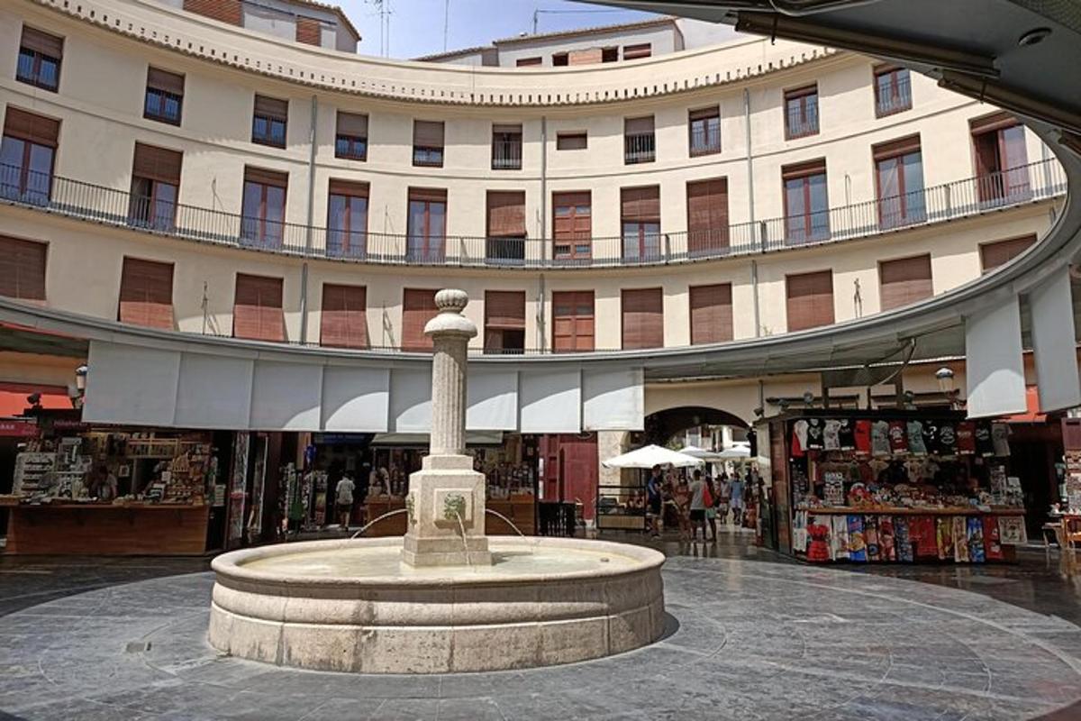 un gran edifici amb una font al mig d'un centre comercial