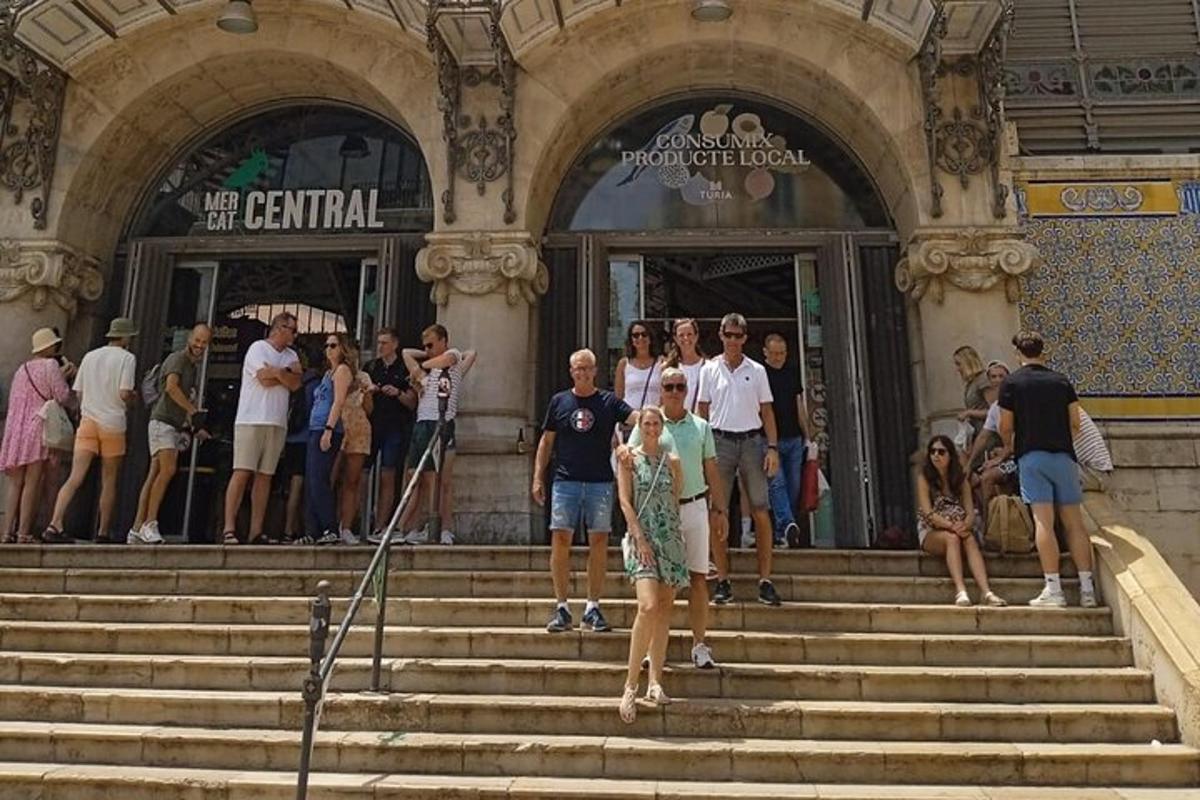 un grup de persones dretes a les escales d'un edifici