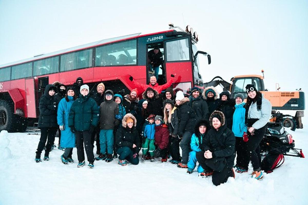un grup de oameni care stau în fața unui autobuz