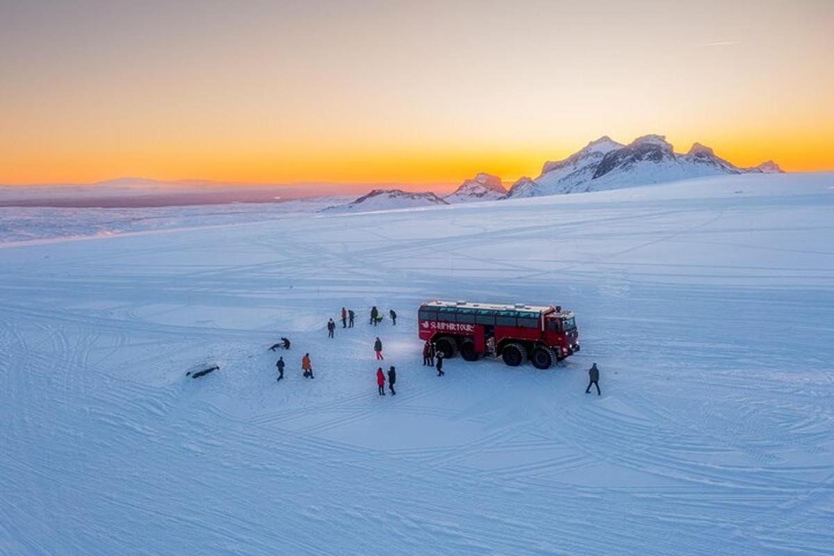 eine Gruppe von Menschen steht um ein Feuerwehrauto im Schnee