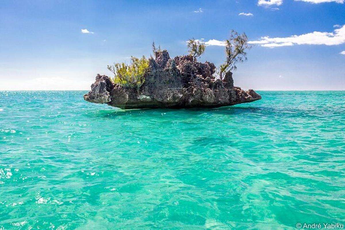 uma pequena ilha no meio do oceano