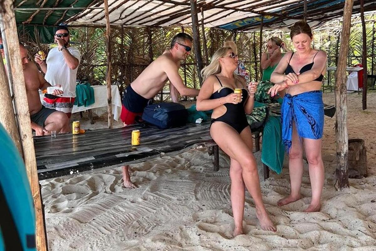um grupo de pessoas sentadas em um banco na praia