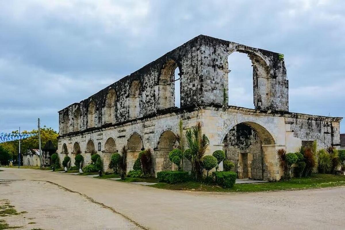 un antic edifici de pedra amb arbres al davant