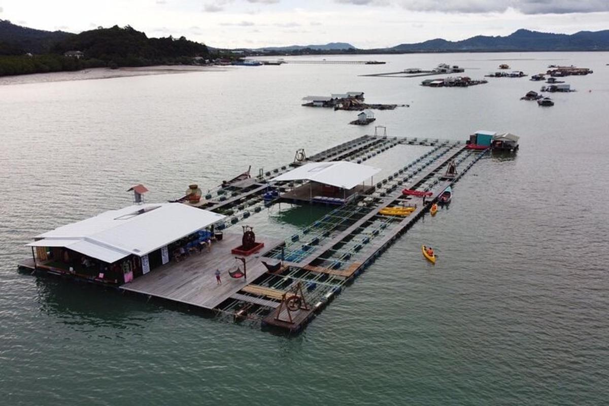 pemandangan udara dermaga di air dengan perahu