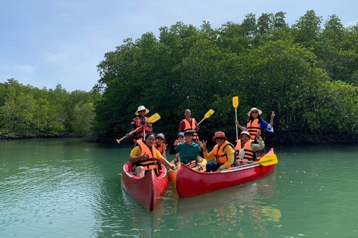sekelompok orang di kayak di sungai