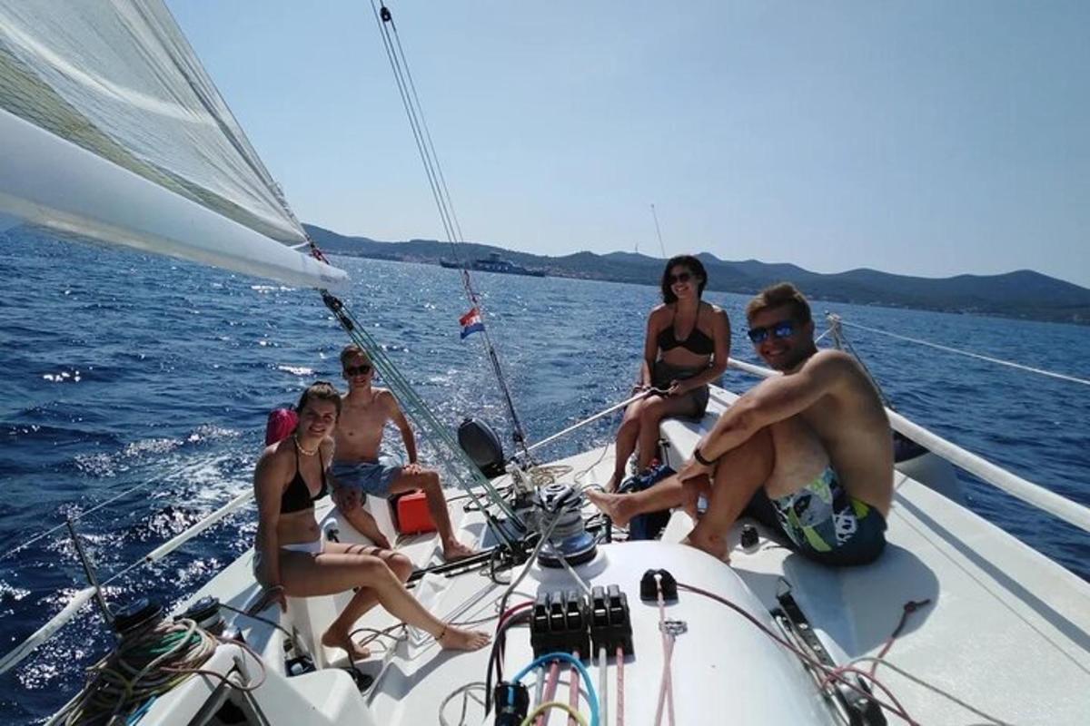um grupo de pessoas sentadas em um barco na água