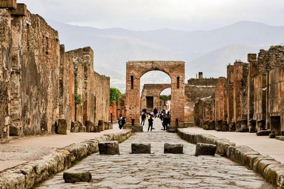 una strada tra le rovine dell'antica città