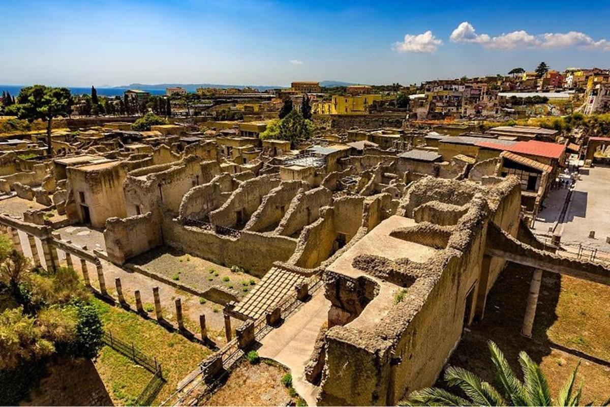 una vista aerea di una città antica con edifici