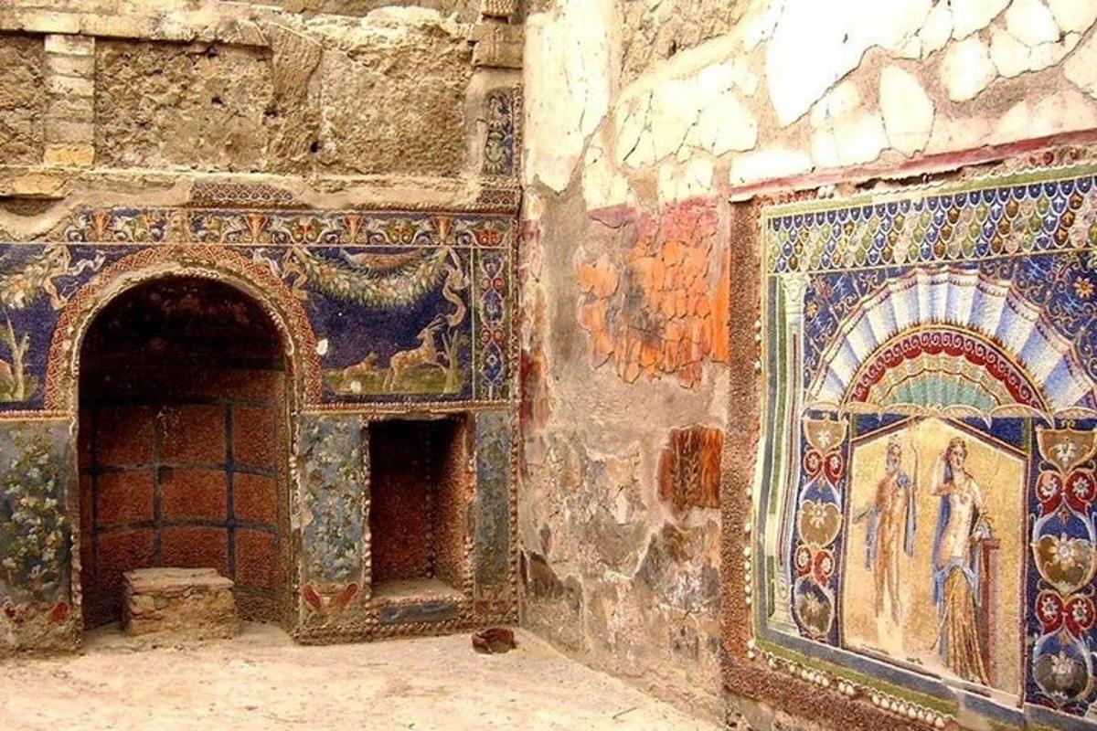 ein Raum mit Mosaiken an den Wänden eines Gebäudes