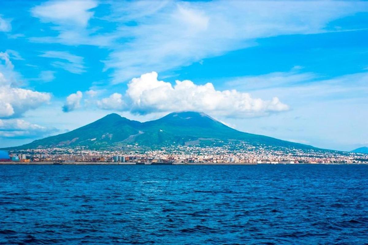 una vista di una città e di una montagna dall'acqua