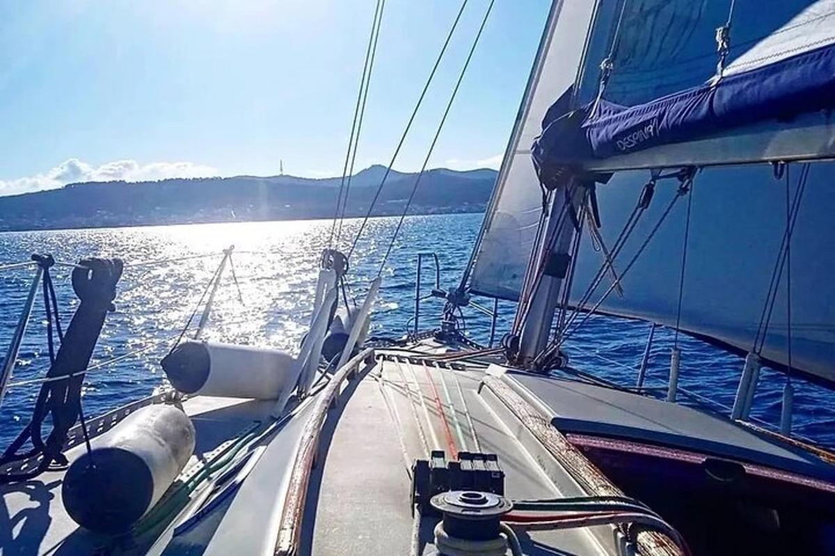 једрилица на води са планинама у позадини