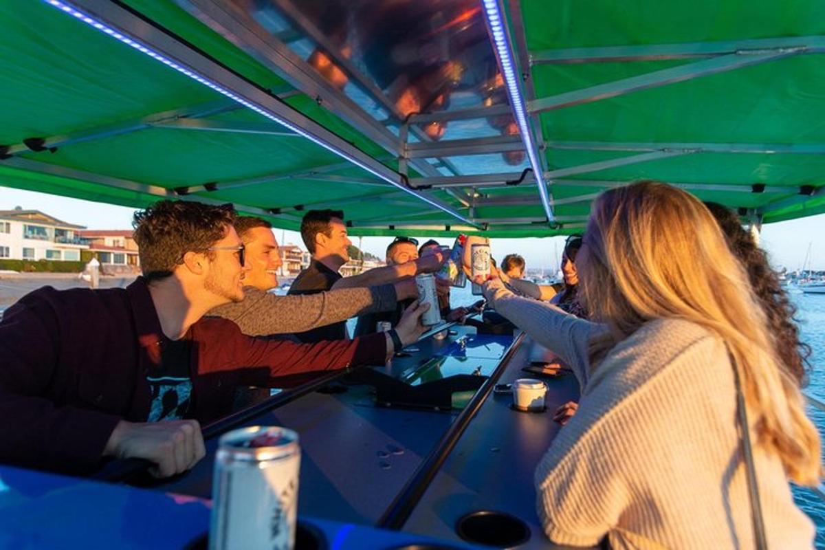 um grupo de pessoas sentadas à mesa em um barco