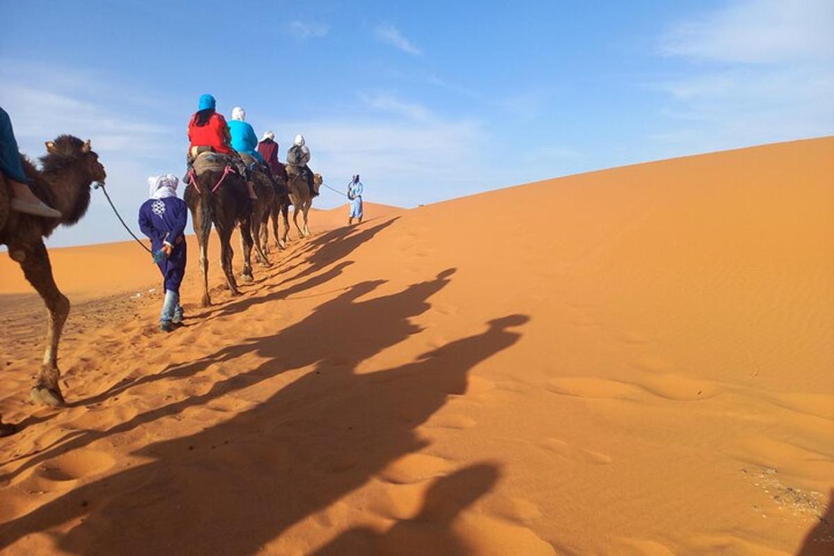 Un grupo de personas montando a caballo en el desierto.