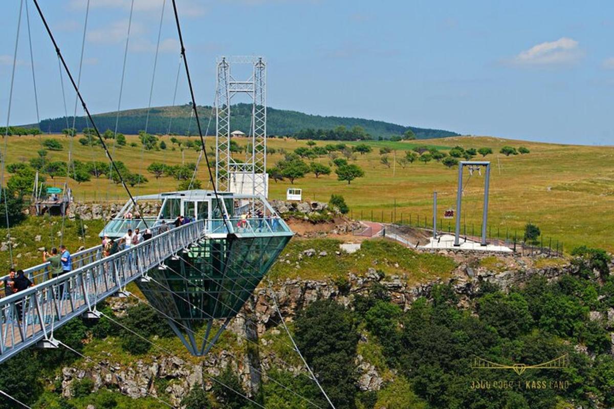personas en un puente colgante sobre una montaña