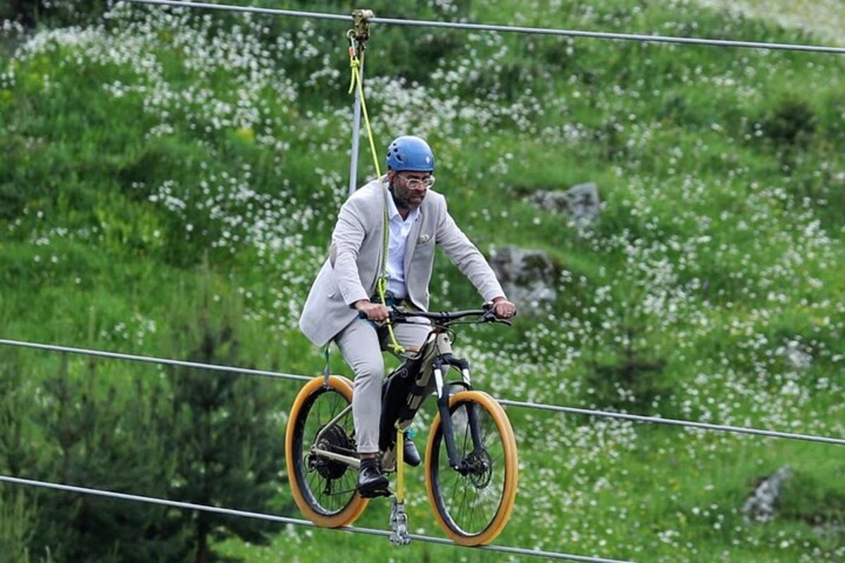 un hombre montando una bicicleta en el aire