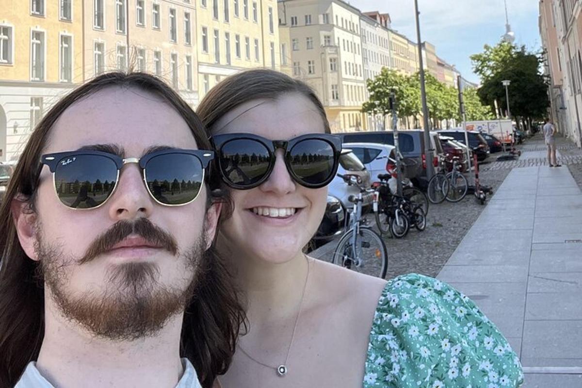 muž a žena se slunečními brýlemi pózují pro fotografii