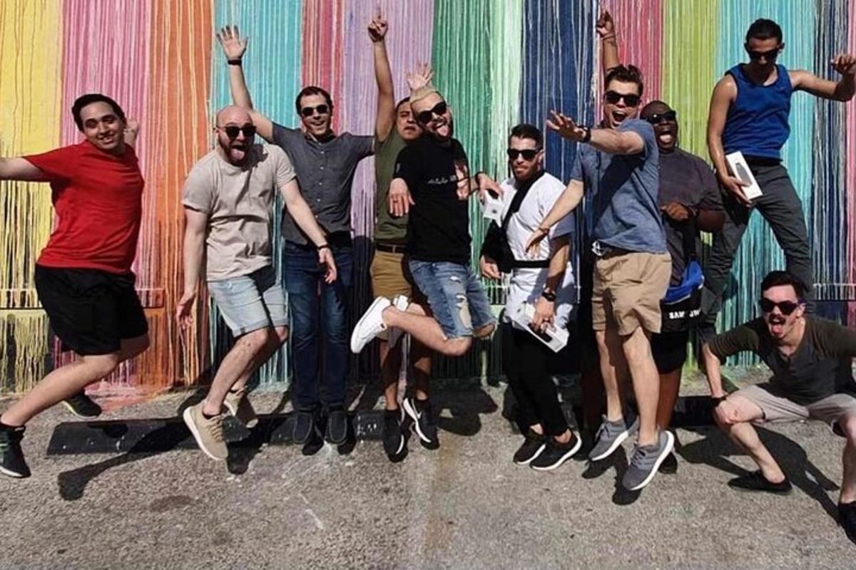 skupina mužů pózujících před zdí