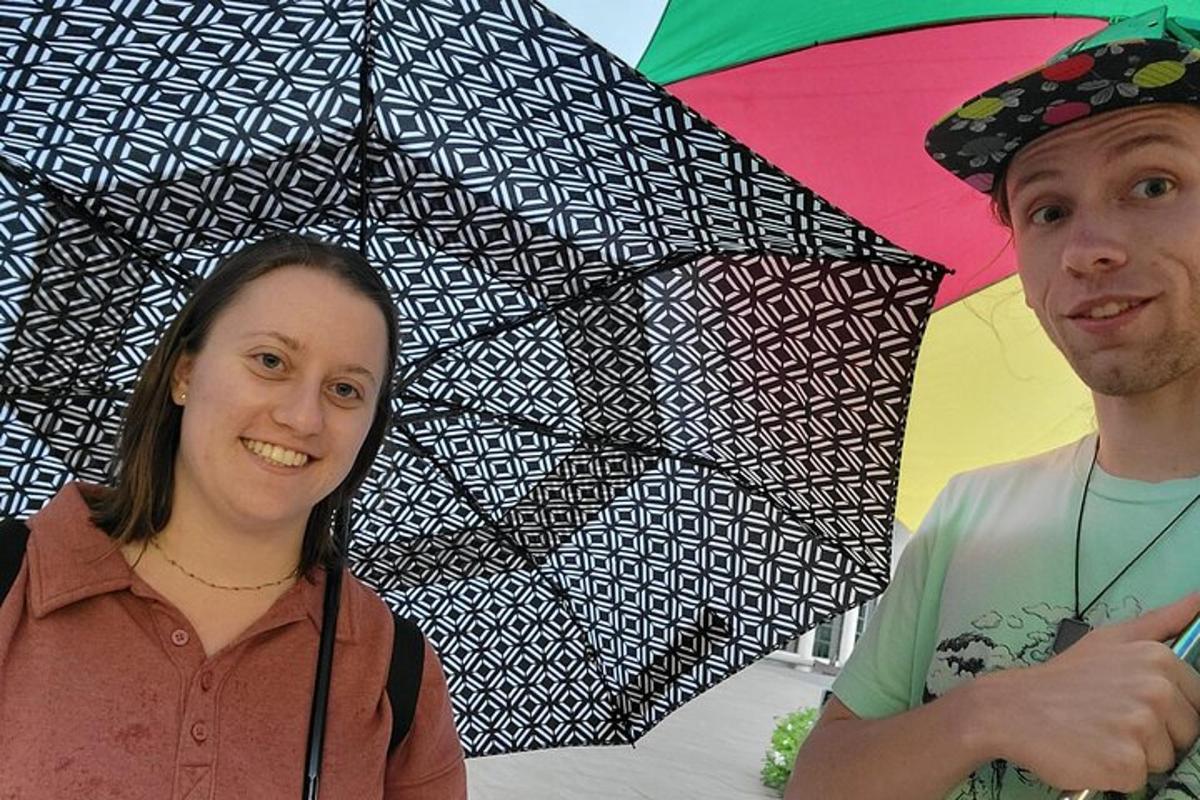 muž a žena držící deštník