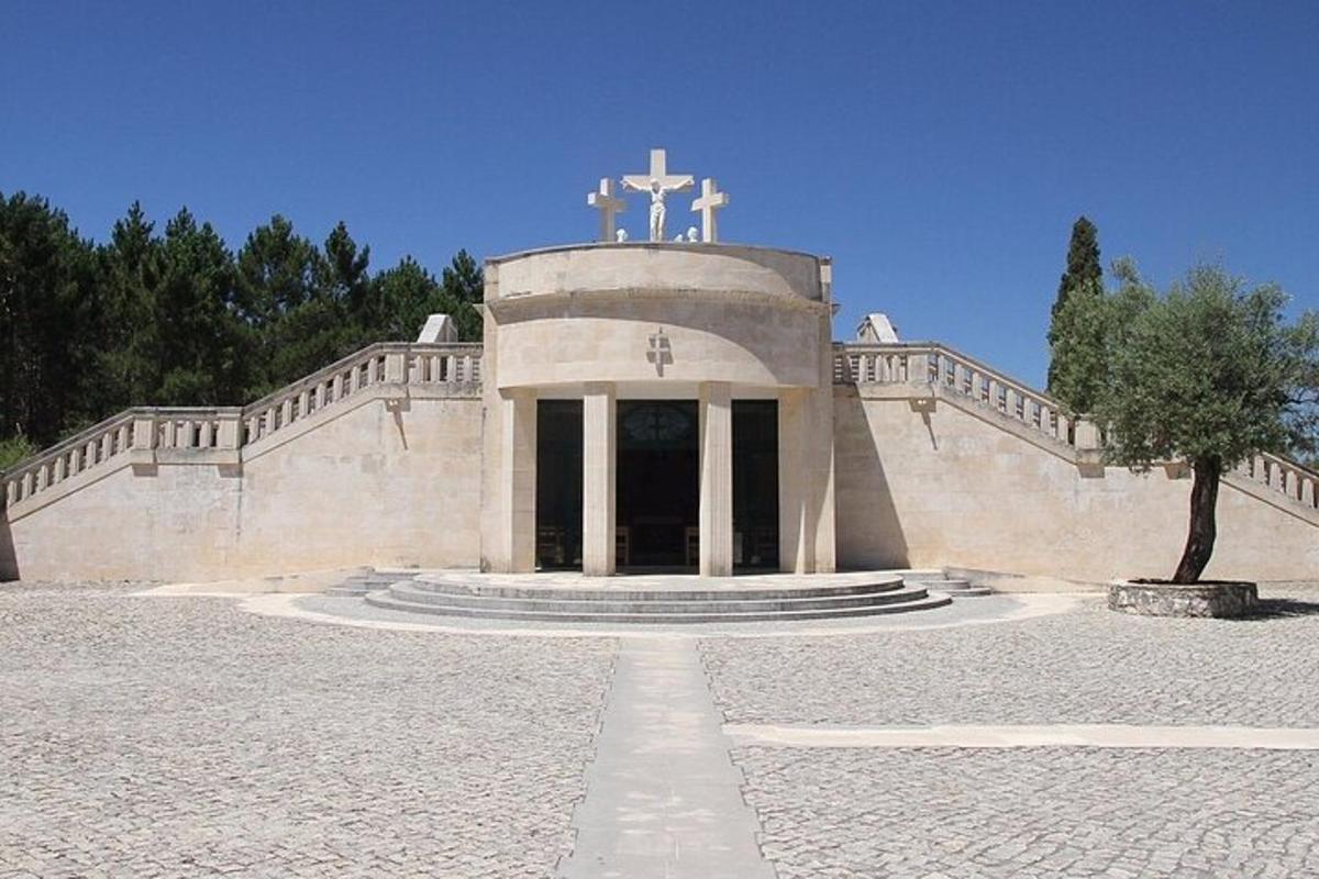 um edifício com uma cruz no topo