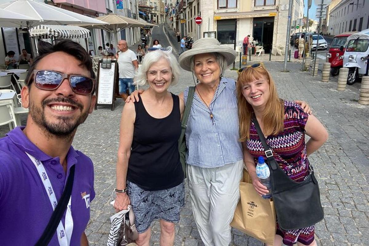 skupina lidí pózujících pro fotografii na ulici