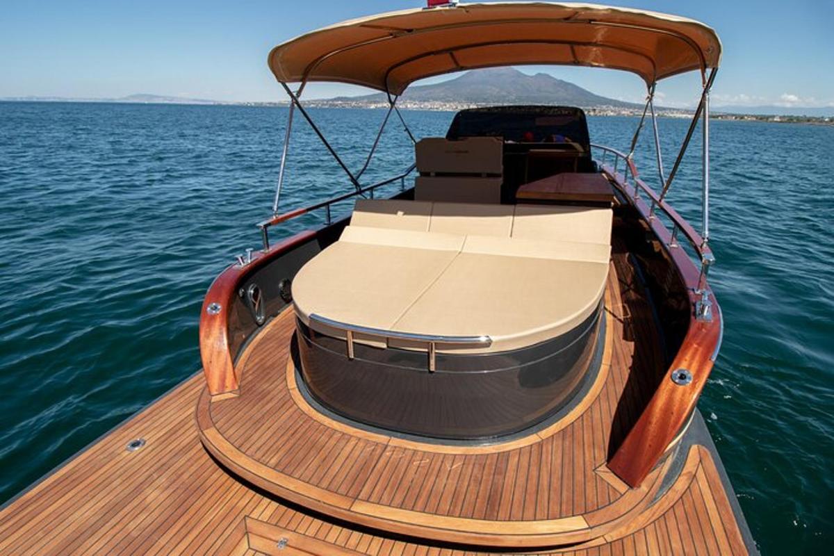 um barco parado na água