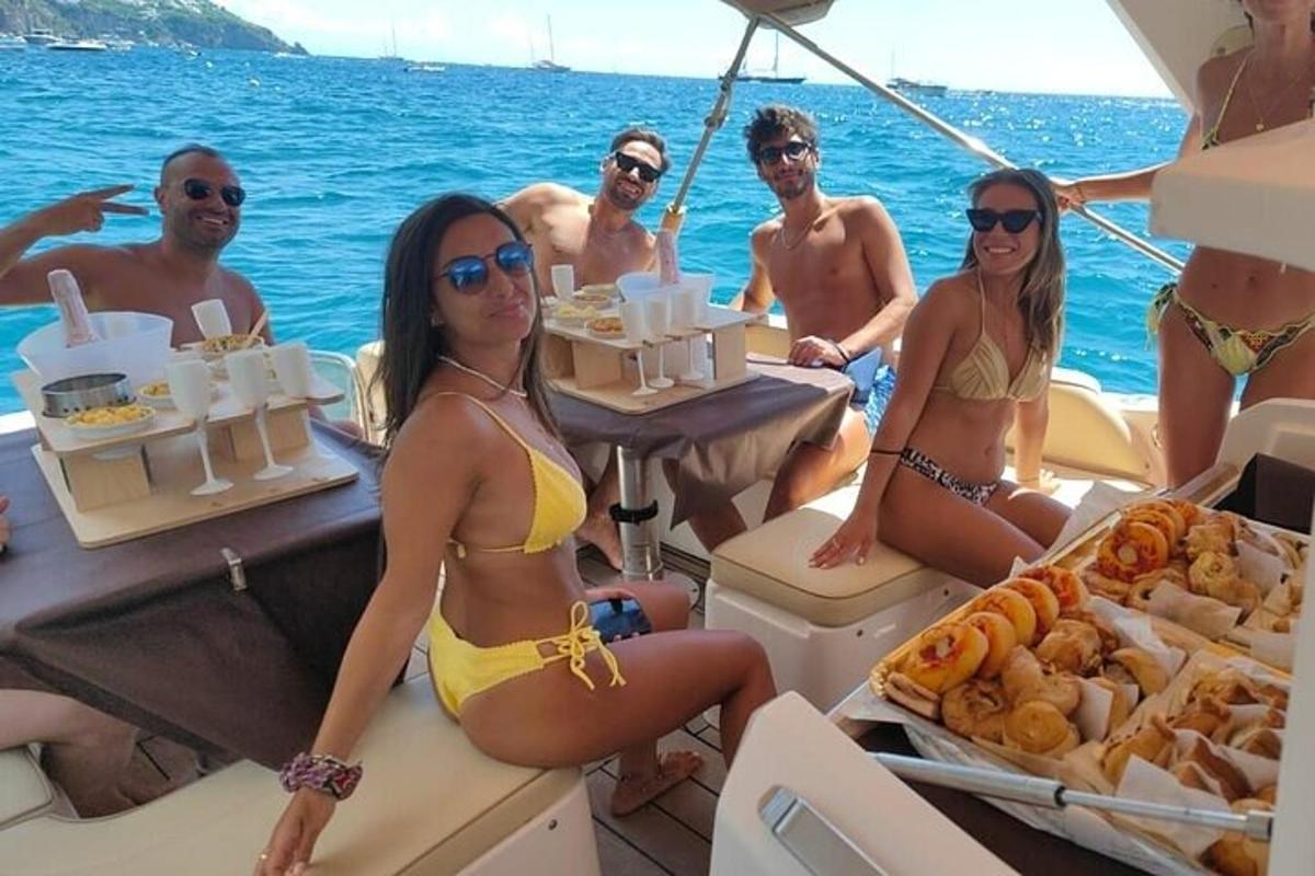 un grup de oameni în bikini stând pe o barcă