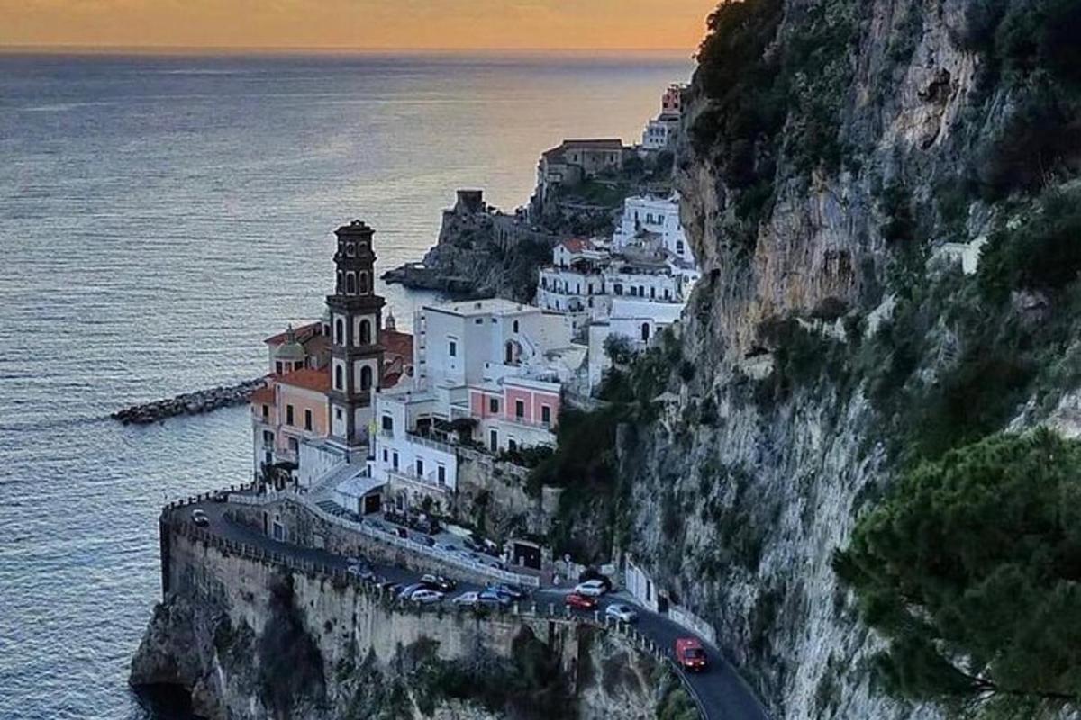 un gruppo di edifici sul fianco di una montagna