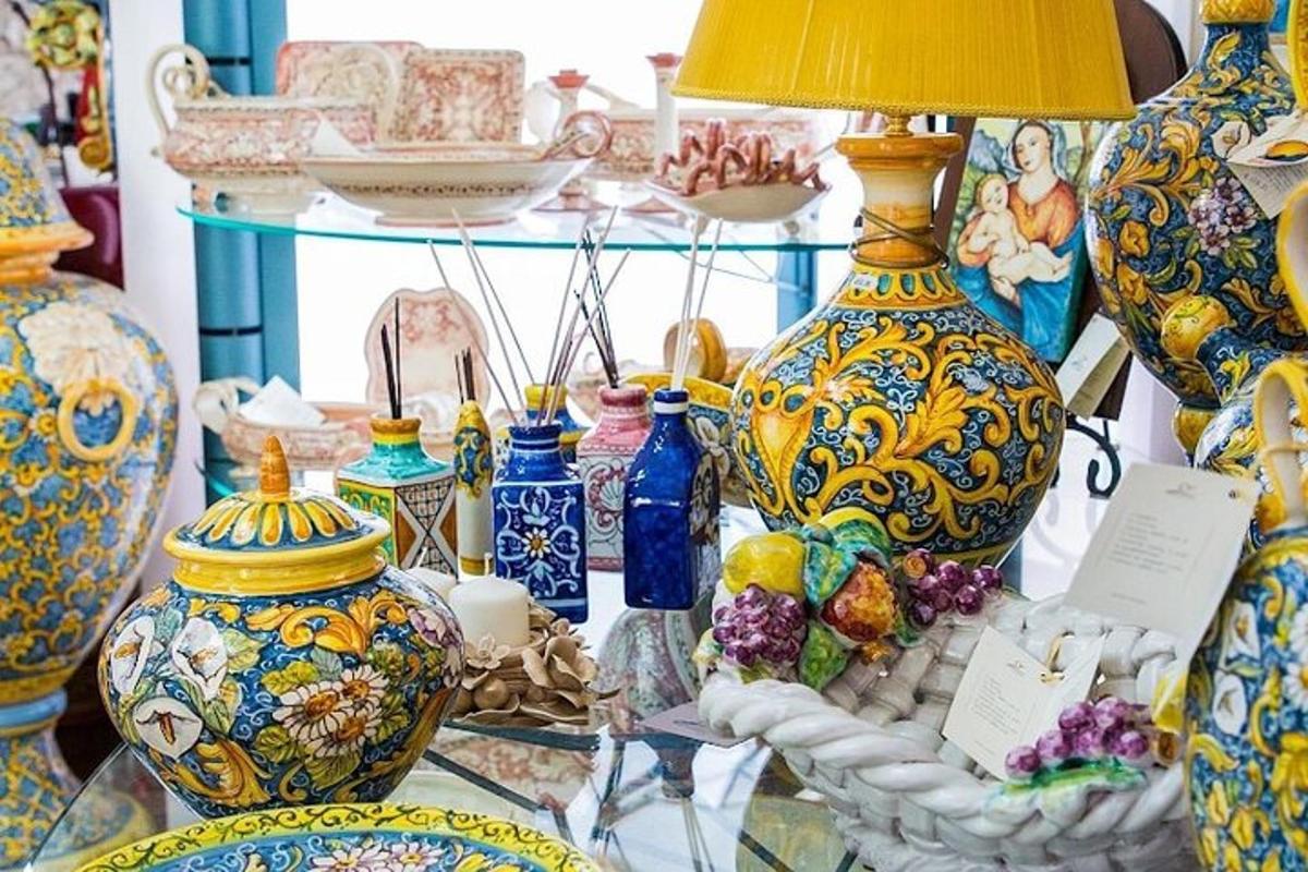 một nhóm bình hoa đặt trên một chiếc bàn thủy tinh