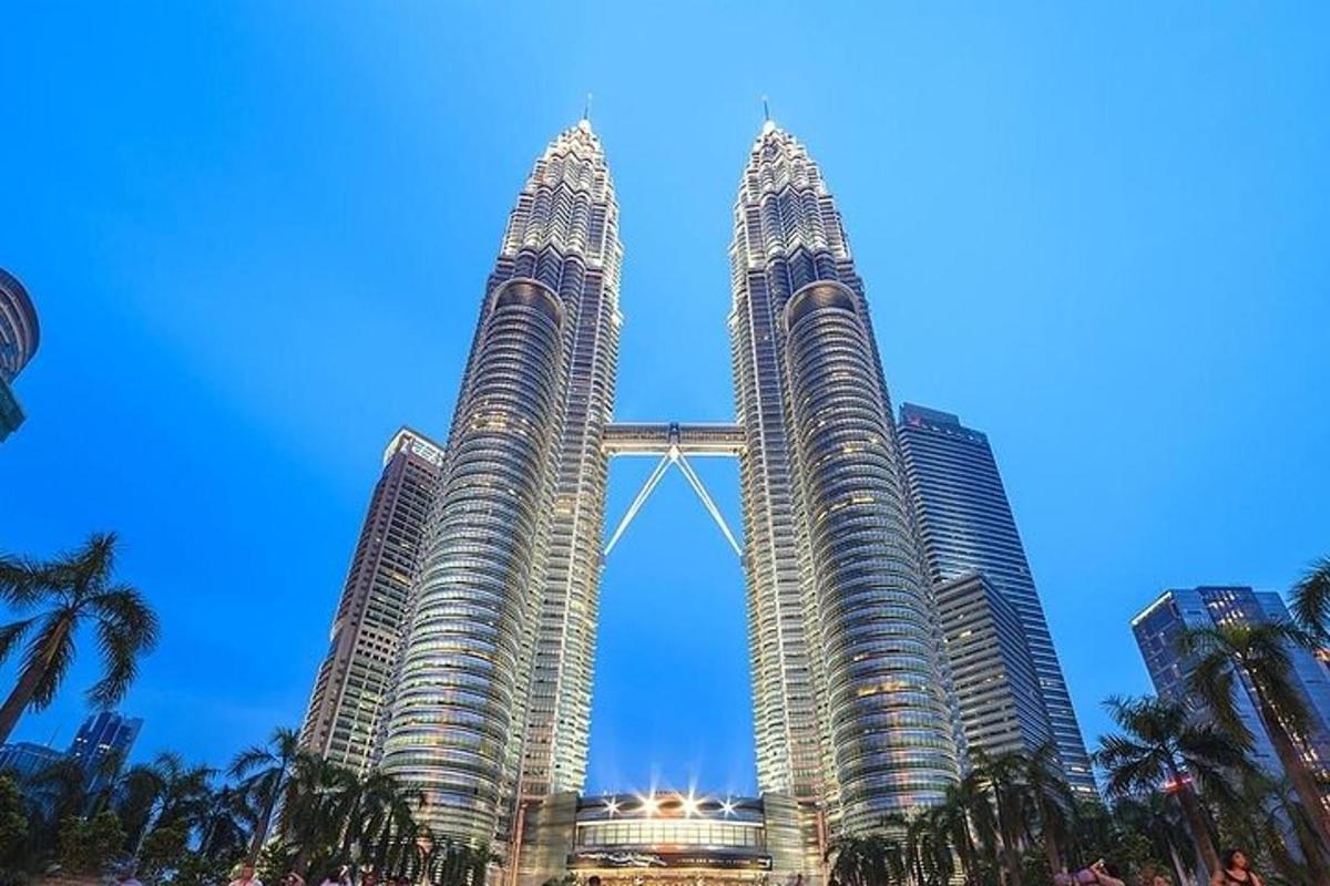 pemandangan menara petronas di malaysia